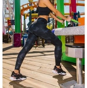 Yogalicious Womens High Waist Black Tech Camouflage Print leggings sz Small